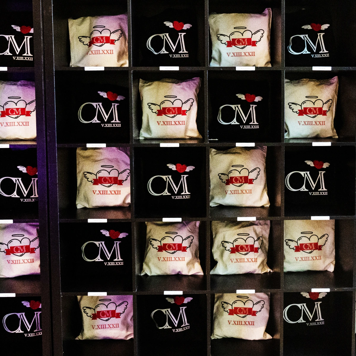 Cate black and white tote display