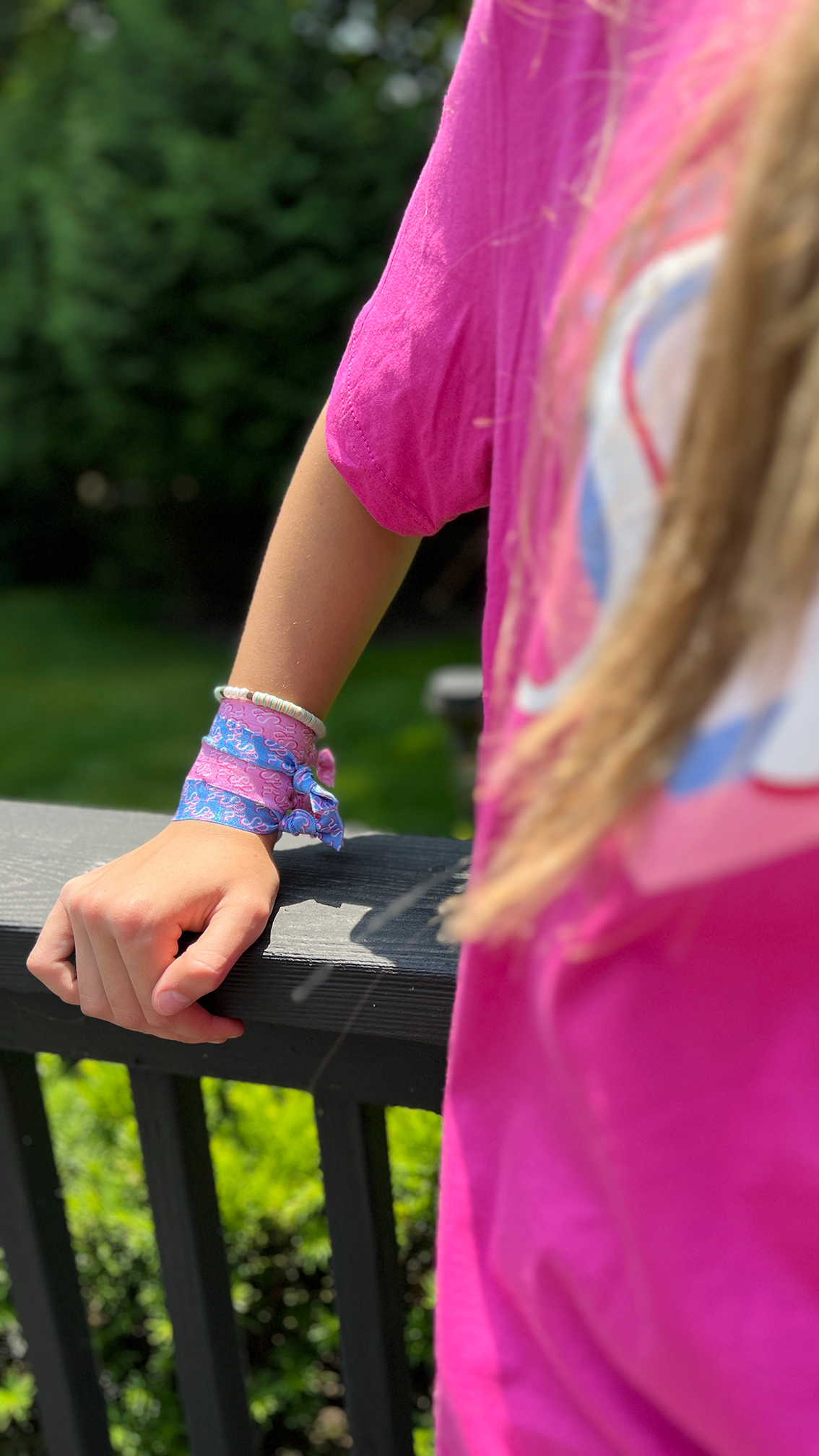 Sadie pink T-shirt and scrunchies